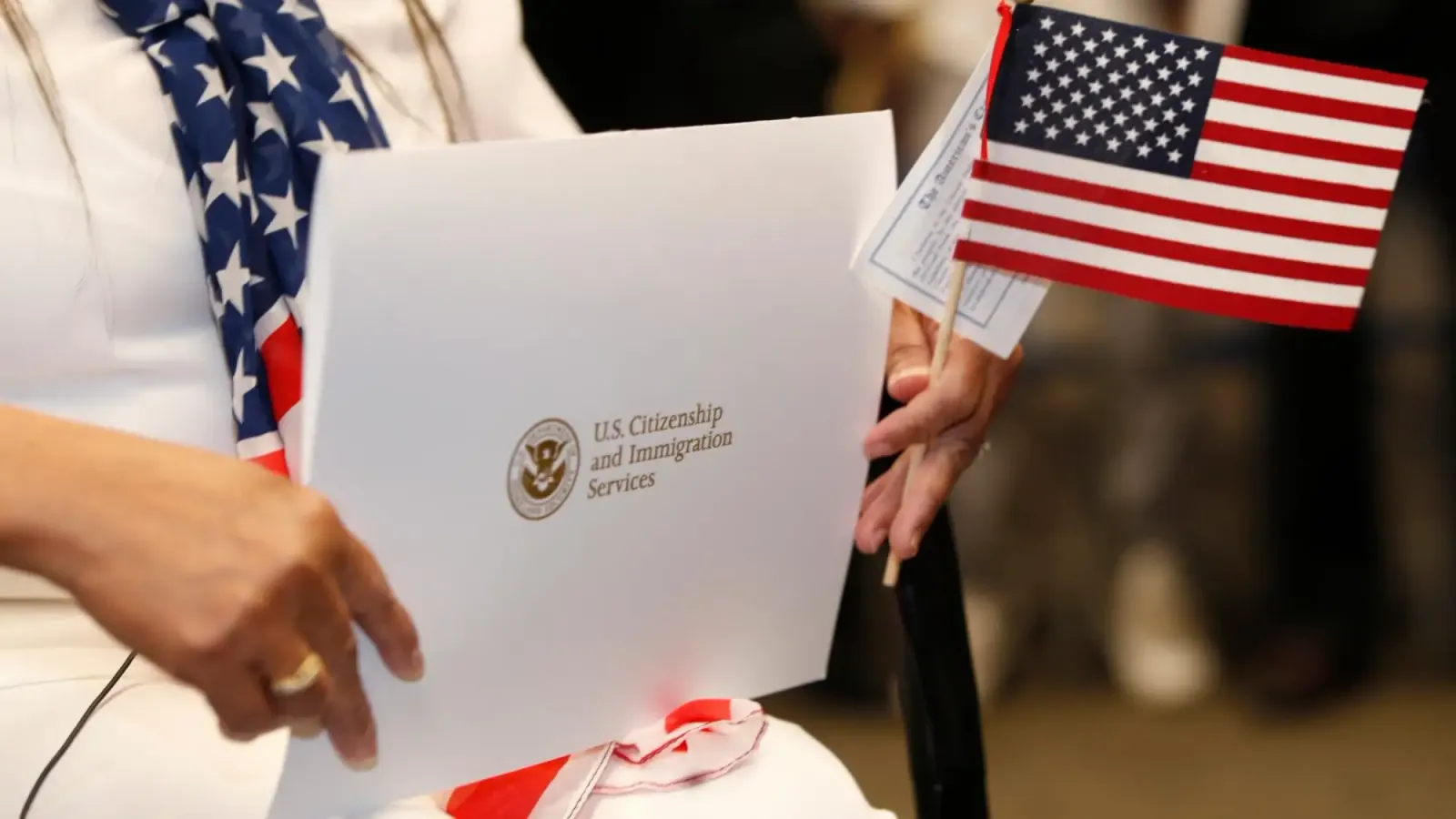 USCIS dosyası ve ABD bayrağı